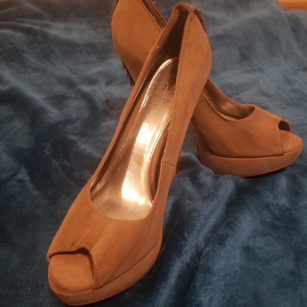 Last chance-4 inch tan heels